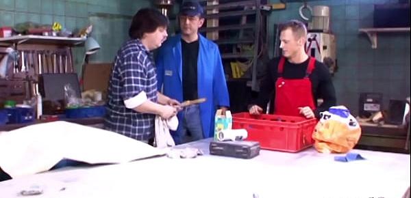 Ehefrau vom Chef mit extrem behaarter Fotze fickt den Jungspund Gesellen